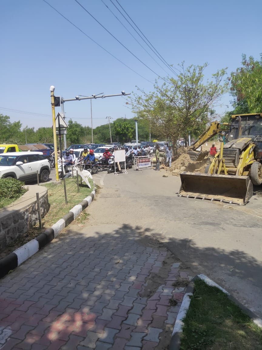 #TrafficAdvisory #TrafficAlert:-
Road closure at Kalibari light point slip road coming from Sector 31, CHD due to the work of laying Water supply pipeline by the Public Health Dept. of MCC. Kindly avoid this stretch of the road and take an alternative route.