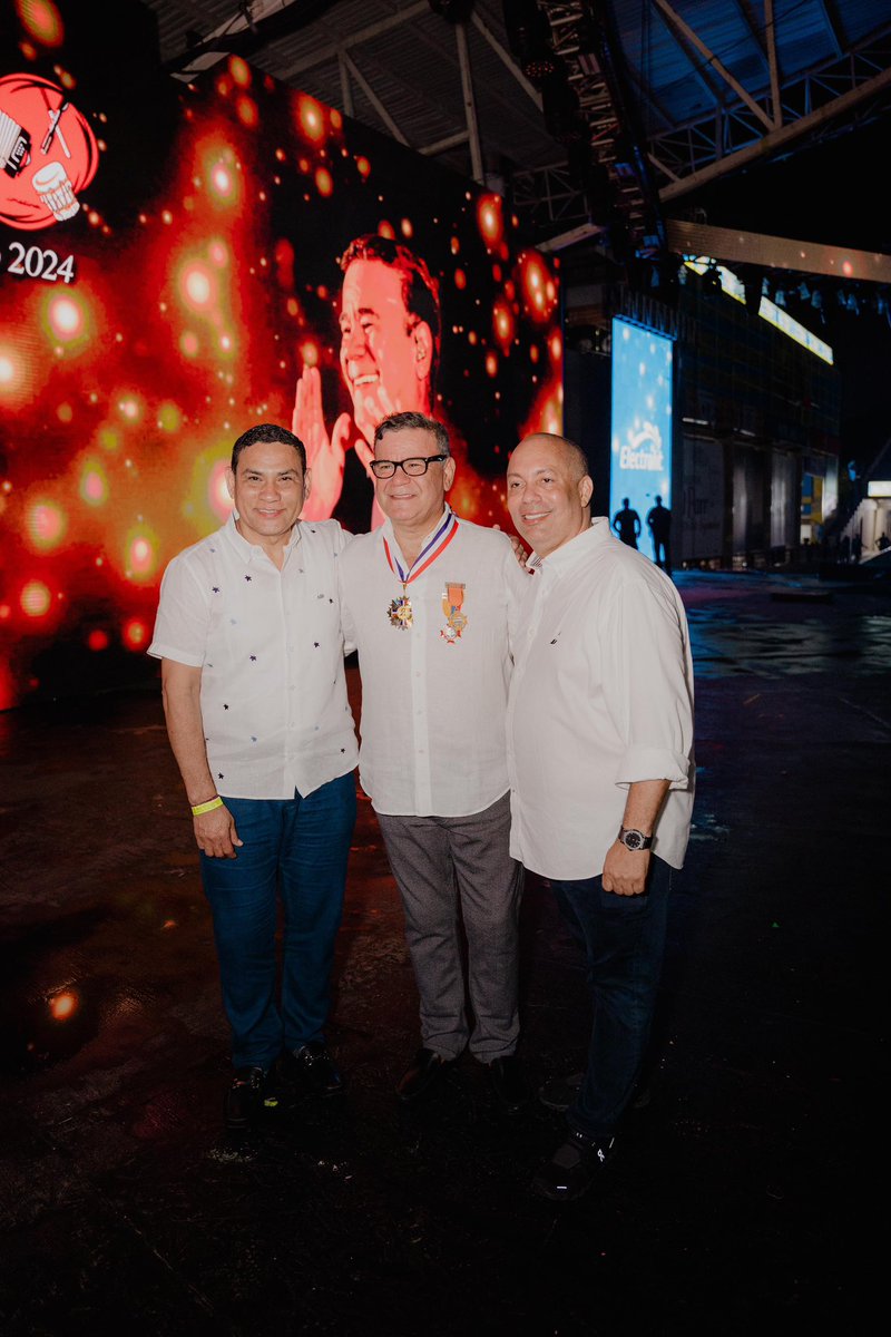 Desde el @SenadoGovCo entregamos orden del Congreso de Colombia en el grado de caballero al maestro Iván Villazón Aponte, artista integral que enaltece nuestro folclor con su estilo, el cual representa la escuela del vallenato tradicional, romántico y parrandero.