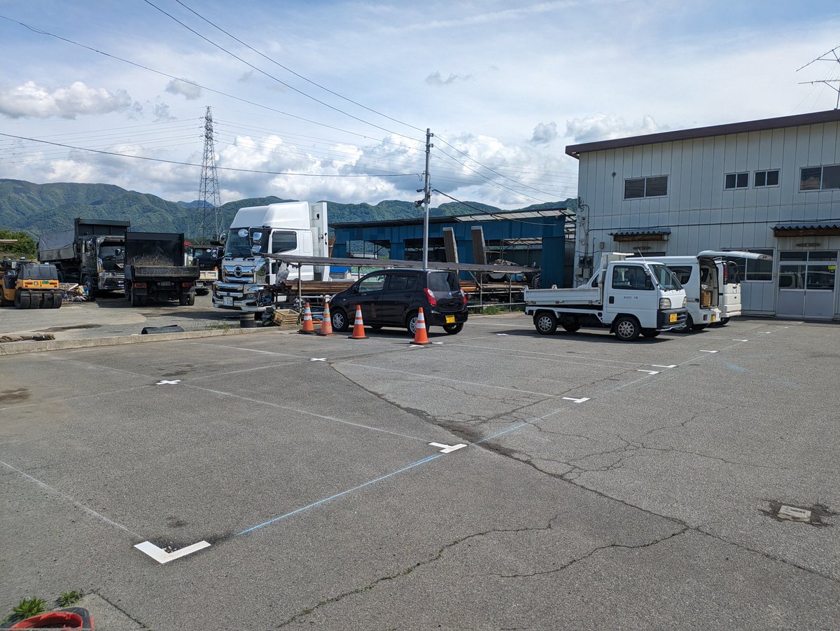 休み中の車の少ない内に、会社の駐車場に区画線設置😂
#ジスライン