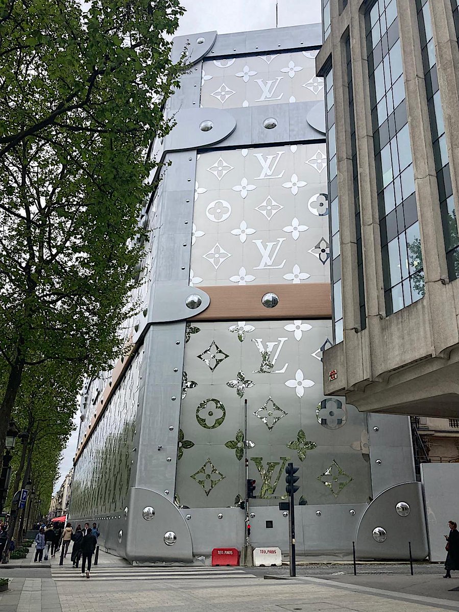 Excess baggage: a gigantic #LouisVuitton suitcase covers the main #LVMH store on the #ChampsÉlysées. #fashion #shopping #luxury