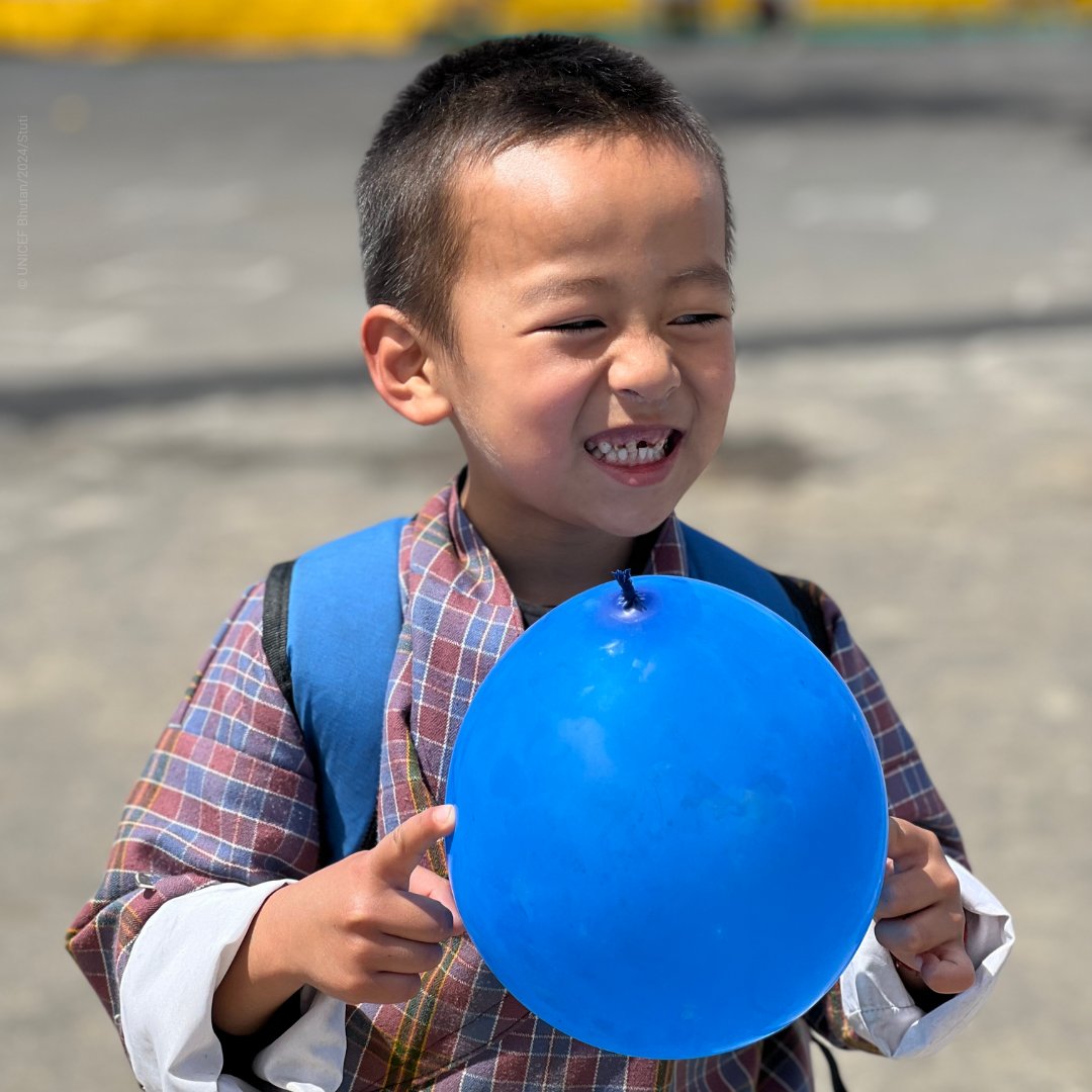 How to take a photo? A tutorial by little Kinga from Zhemgang, Bhutan: Step 1: Ask @zonampelden if you can borrow her camera. Step 2: Learn how to take a photo. Step 3: Take some photos. Step 4 (Bonus): Don’t forget to smile! 😊 Here’s to children learning new skills! 💙