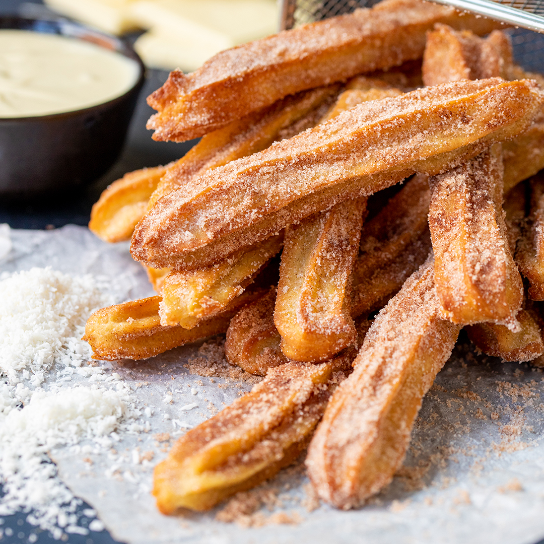 These baked churros are nice and crispy on the outside and have a soft fluffy interior, dusted with cinnamon sugar, and served warm for the perfect moorish bite every time.😋

kitchensanctuary.com/baked-churros-…
#foodie #recipe #streetfood #kitchensanctuary