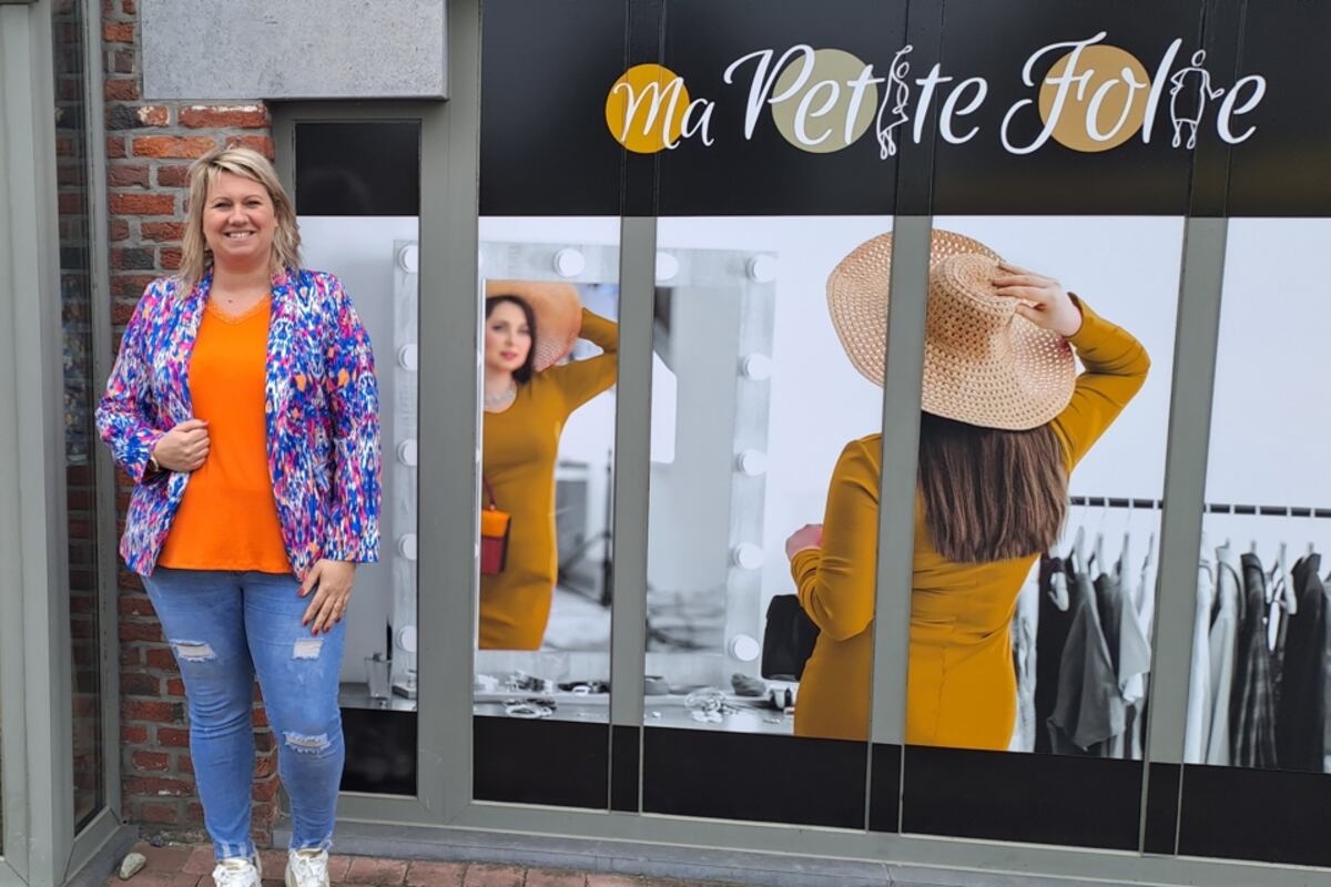 abidjancivtoday's tweet image. &quot;La nouvelle façade de &apos;Ma Petite Folie&apos; à Marche fait sensation ! Bravo à Lætitia De Pauw pour son succès avec des vêtements &apos;grandes tailles&apos; ! #ModeInclusive #SuccessStory&quot;
