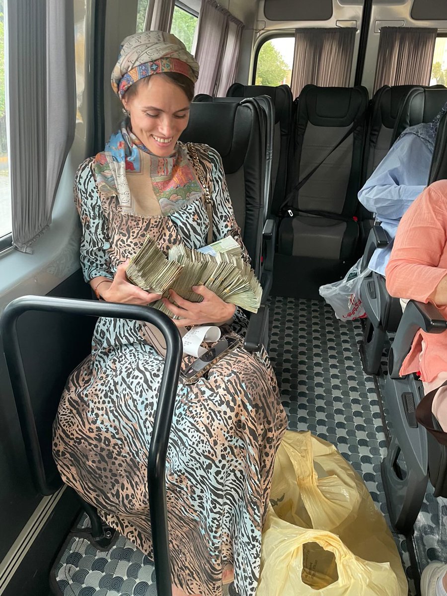 وضعیت پول مملکت غم‌انگیزه. این گردشگر روس ۳۰۰$ به ریال تبدیل کرده و با کیسه پلاستیکی پول رو حمل می‌کنه. بیچاره ایران. از @mrpersepolis