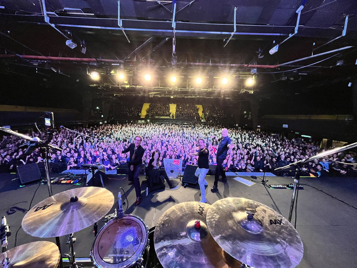 Oh yes!! SI!!! Buenos Aires was a very very special night—an incredibly beautiful city filled with some very very fine people—our supreme gratitude for the opportunity to play here. A night to remember forever. Thank you ALL for a thoroughly amazing evening. Much love and respect…