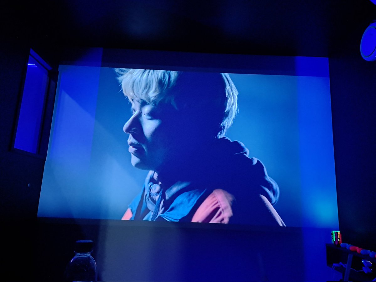 친구들이랑 사바하 보는 중