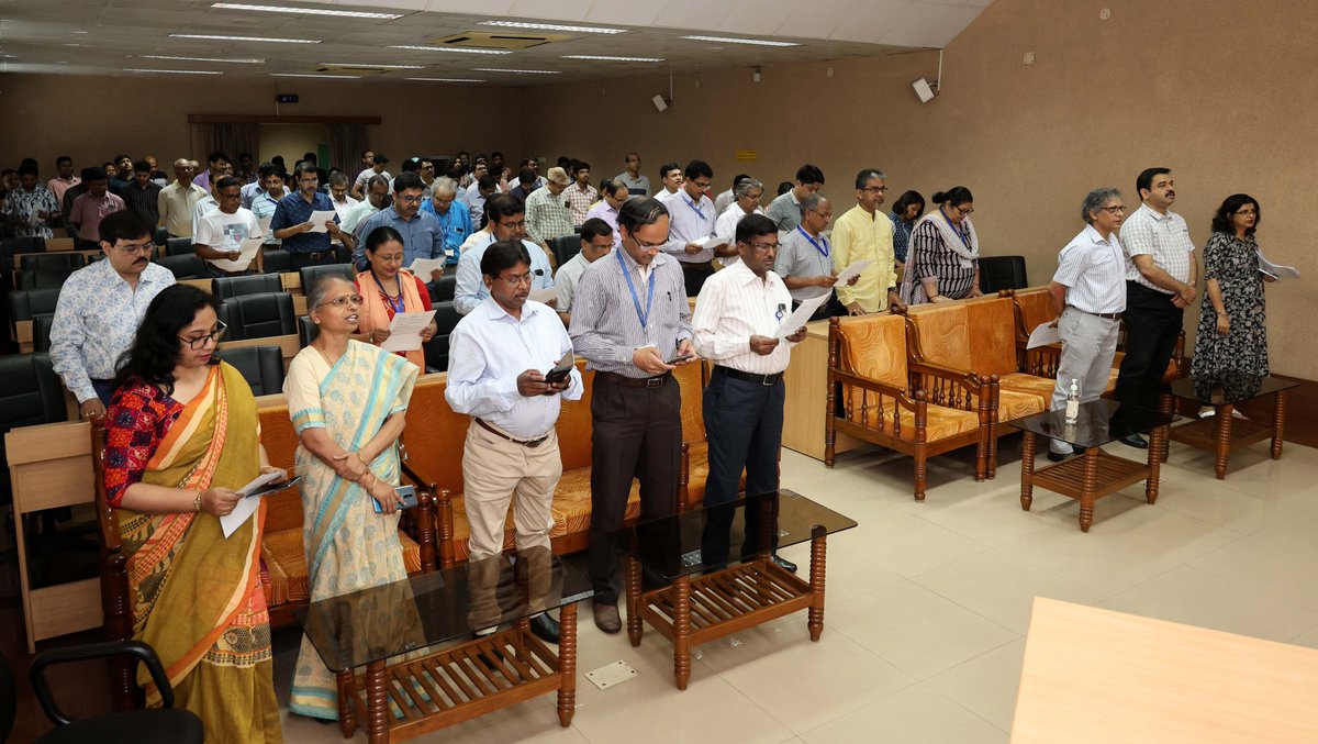 Dr. Suman Kumari Mishra, Director, CSIR-CGCRI administered #Swachhata Pakhwada Pledge to the staff members and research scholars of the institute on 1st May, 2024. @CSIR_IND #SwachhBharat