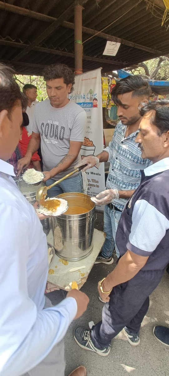 On 1st of May, 2024, Helping Life Foundation distributed Mix Daal & Rice at outside Hindu Rao Hospital to most needy people.🙏❤️🙏❤️

#needy #needypeople #freefood #HelpUsHelpThem #helpingpeople #ngo #seva #HungerNoMore #helpingothers #helpinglifefoundation #Hindurao #hospital