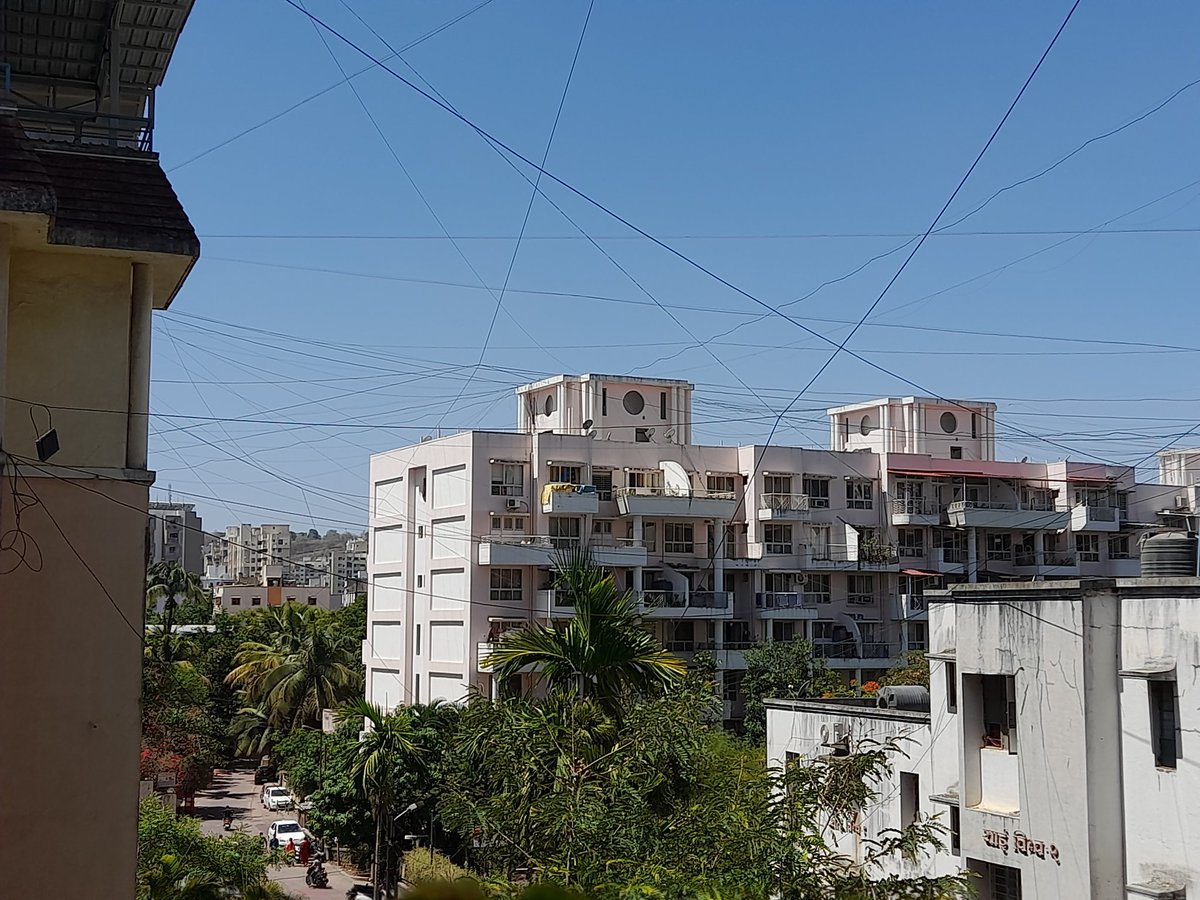 @PMCPune @bavdhancitizens @TOIPune @dushyantb @mohol_murlidhar Pls zoom the picture to see overhead wires menace ..I guess there is some law for this right ?