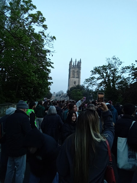 Beautiful Oxford sounded wonderful at 6am to celebrate May Morning. Heartfelt thanks to the Magdalen College choristers @ExperienceOx @BBCOxford @MagdCollChoir @magdalenoxford @JCPThamesValley @OxfordshireCC @OxfordCity @OxfordMayMusic @OxfordMailLive