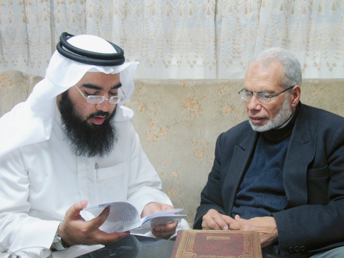 7usaini7's tweet photo. توفي بالأمس، شيخنا ومجيزنا المقرئ العلامة الدكتور محمد توفيق النحاس المصري رحمه الله رحمة واسعة، الطبيب الصيدلي، جامع للقراءات العشر، عن عمر 85 عامًا، وكان آخر تلاميذ الشيخ عامر عثمان شيخ عموم المقارئ المصرية الأسبق، الذي كان يراجع ويشرف على تسجيلات كبار القراء في الإذاعة، أمثال الشيخ محمود خليل الحصري. 

كان رحمه الله يجلس على كرسيه في الصيدلية لساعات طويلة، يستمع إلى آيات الذكر، من تلامذته صغارًا وكبارًا، دون كلل ولا ملل، يعمل ويقرئ!! يداوي الأبدان بالدواء والأرواح بالقرآن، يُصحح الأخطاء ويُثني على التلاوة الحسنة، فإذا ما انتهى الطالب من ختمته برواية حفص أجازه، وبدأ بعده معه بالقراءات العشر! وهو ما اعتاد عليه طيلة حياته..

رحمه الله رحمة واسعة، وأسكنه فسيح جناته، وسائر أموات المسلمين،اللهم جازه عن أهل القرآن خيرًا، وارفع درجته في عليين، آمين.. #مصر