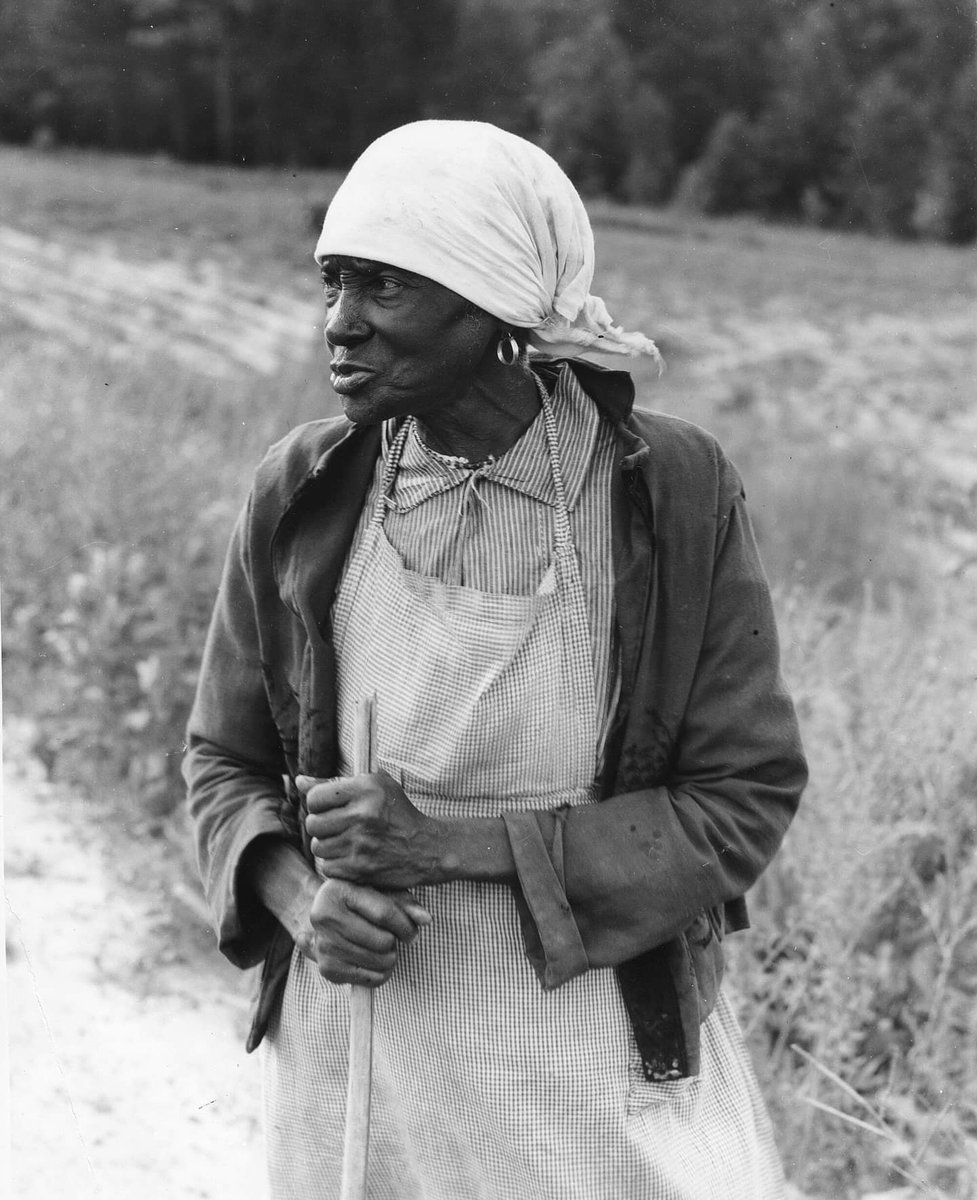 American-Indian woman with the Hoop Earrings in Alabama. 

📸: Dorothea Lange

Full Video Linked Below 

youtu.be/jFiZNVVudBc

 #oldpic #alabama #ancestor #AMERICANINDIAN