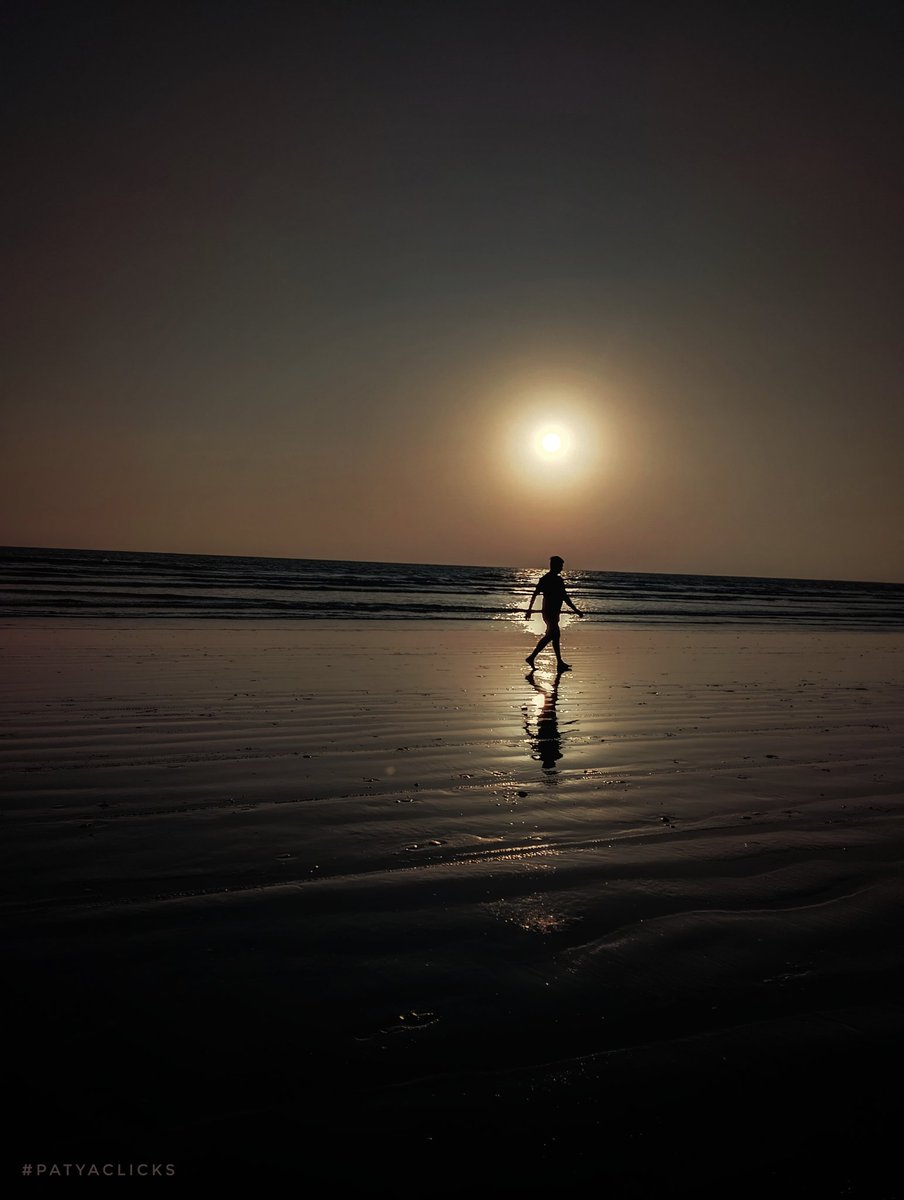 A walk on the sea in the presence of the setting sun!
.
.
.
#mobilephotography 
#myclick 
#patyaclicks 
#theme_pic_India_streetsilhoutte 
#clickforIndia