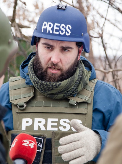 Hoy, el periodista vasco Pablo González cumple 796 días secuestrado en Polonia con la absoluta complicidad del gobierno,y el silencio de los medios en España. Se enfrenta a 10 años de prisión. No puede ver a sus hijos. Su pareja Ohiane nos pide mantener la presión social cada día