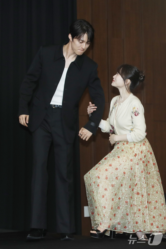 What is he doing? Being sweet like thisss 🥹🤭

#JANGKIYONG #장기용  
#CHUNWOOHEE #천우희 
#TheAtypicalFamily #히어로는아닙니다만