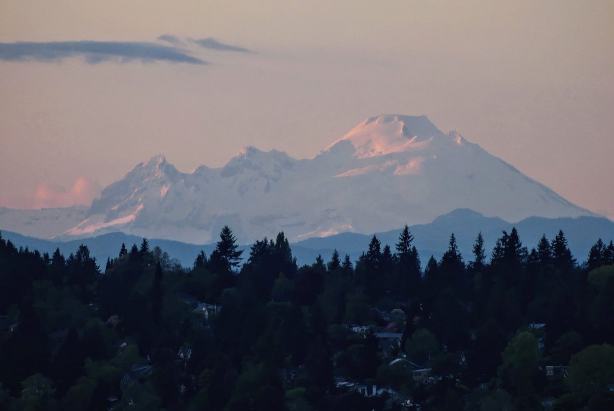 Last bit of alpenglow on Mt Baker from Seattle tonight