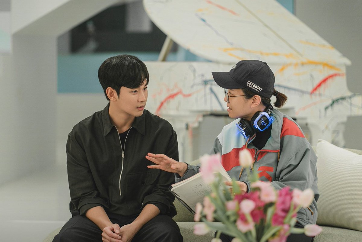 📸 | #KimSooHyun with Director Kim Hee-won behind the scenes of #QueenOfTears