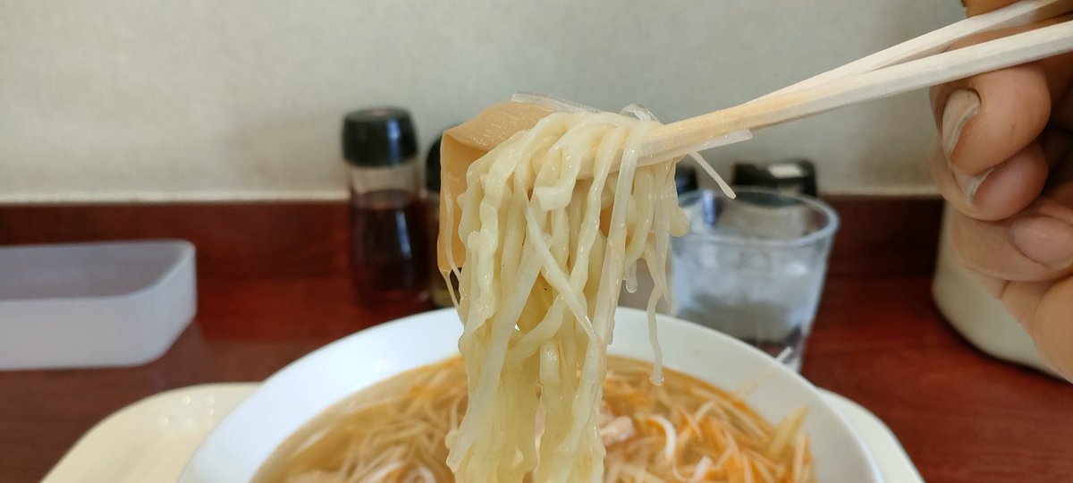 今日は朝 #いのモニ 見てから喜多方へ朝ラー食べに🍜 依然紹介していた「坂内食堂」は休み🥲 なのですぐ近くの「香福」さんへ 白髪ネギいっぱいの告白ラーメンを注文 スープが透き通っていて美味しそう🤤 ちぢれ麺に合う！(　ﾟдﾟ) #行き当たりばっ旅 #推しめぐり #いのりん巡礼 #喜多方