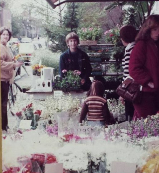 Mijn eerste baantje, ik was een jaar of veertien, was bij een bloemist. Het was ergens begin jaren '80 en kreeg Fl.2,50 per uur en een bos bloemen. Natuurlijk had ik een bijpassend potkapsel.