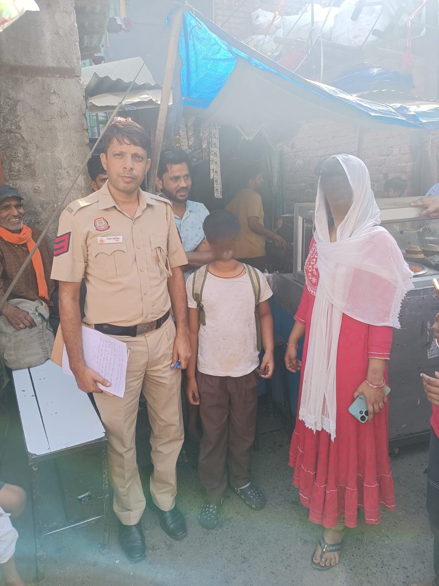Team Metro #MetroUnit brought smiles on distraught faces by tracing a child & reunited with his Parents under operation Milap after rigorous efforts. #OperationMilap #DelhiPoliceUpdates