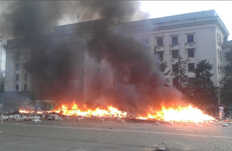 10 anni fa avveniva la strage di #Odesa. 
Per anni, con dispregio dei fatti, venne fatta passare per “la strage compiuta dai nazisti ucraini”.  La propaganda fu così efficace che ancora oggi c’è chi lo crede vero e 2 anni fa, per capire le dinamiche, dovetti destreggiarmi in una…