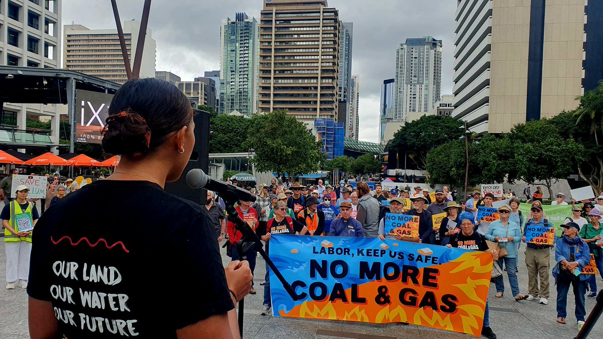 First Nations Climate Justice Campaigner at
@GetUp addresses the #RiseUp📷 crowd in Magandjin today calling on the @AustralianLabor to act on the climate crisis and keep coal and gas in the ground.