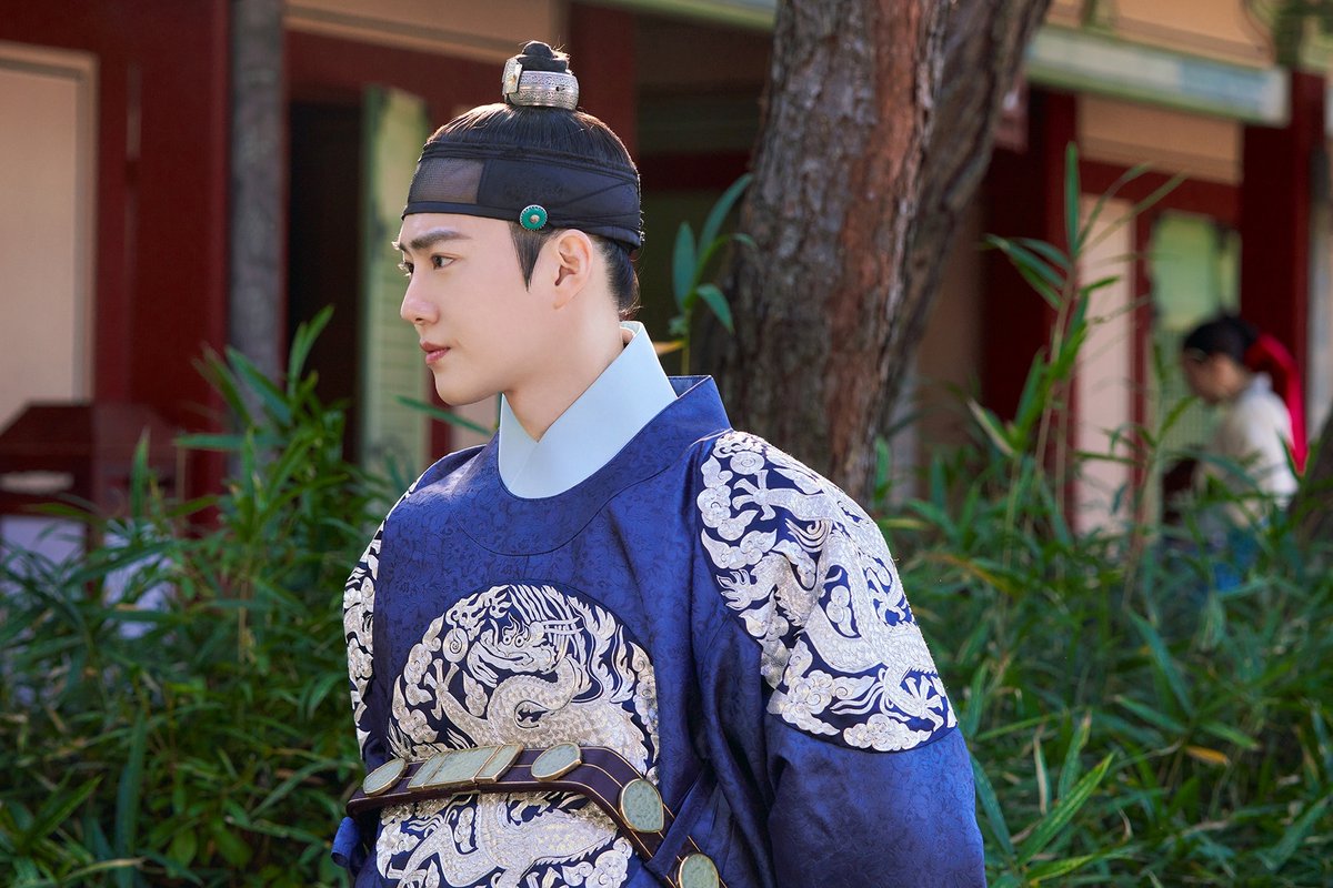 weareoneEXO's tweet photo. 수호, '세자가 사라졌다' 환하게 빛내는 '국본급 비주얼' 화제!
창술부터 맨손 격투까지 실감 나는 액션으로 긴박감 생생하게 전달
'수호 표 왕세자'에 관심이 모이는 이유

https://t.co/07XZQNIuym

#SUHO #수호
#EXO #엑소 #weareoneEXO
#세자가사라졌다 https://t.co/QaQf1HR8Du