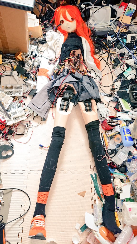 missile_39's tweet image. よしやっと第4次脚垂直挙げ試験準備整った。左は折れたまま右足だけアップデート状態。