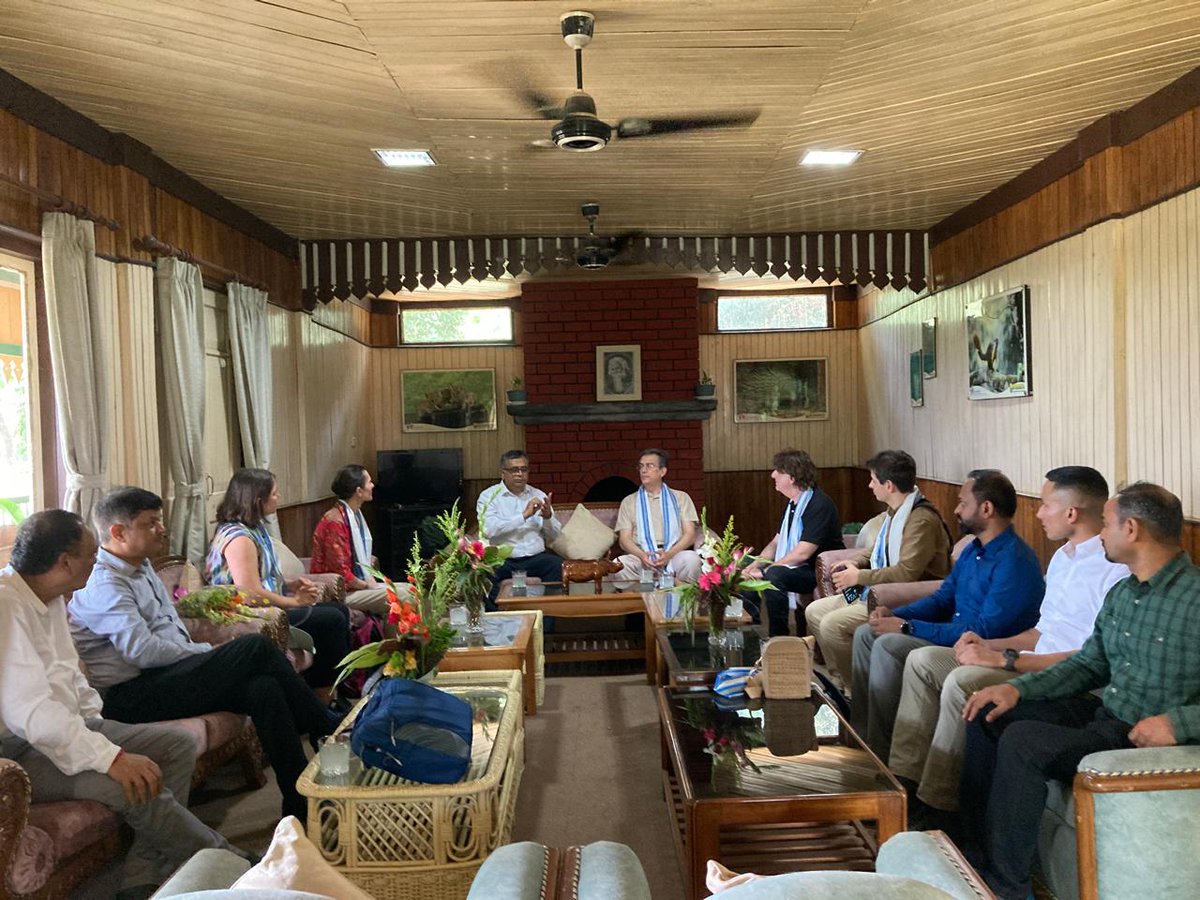 Ambassador @thierry_mathou is in North Bengal this week to explore how the French Development Agency @AFD_en could contribute to restoring local ecosystems in this unique region. This is one of many 🇫🇷🇮🇳 initiatives on biodiversity protection all over India. A thread 🧵: (1/7)