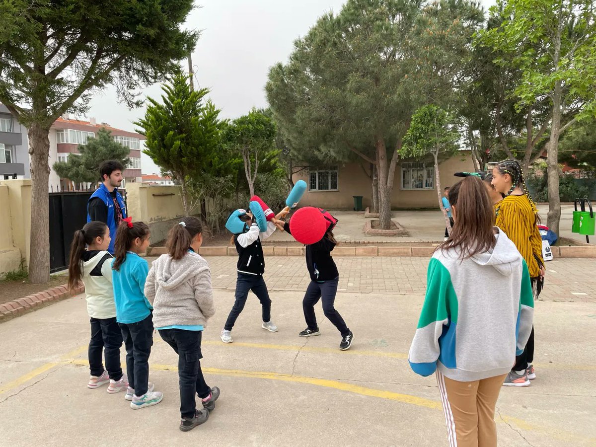 #MerkezimHerYerde Etkinlikleri kapsamında; Erdek Muzaffer Gürer Ortaokulunda gençlerimizle buluştuk, çeşitli oyunlar oynadık hem eğlendik hem öğrendik.🤗 📍Bandırma Onyedi Eylül Üniversitesi Genç Ofis @OA_BAK @gencliksporbak