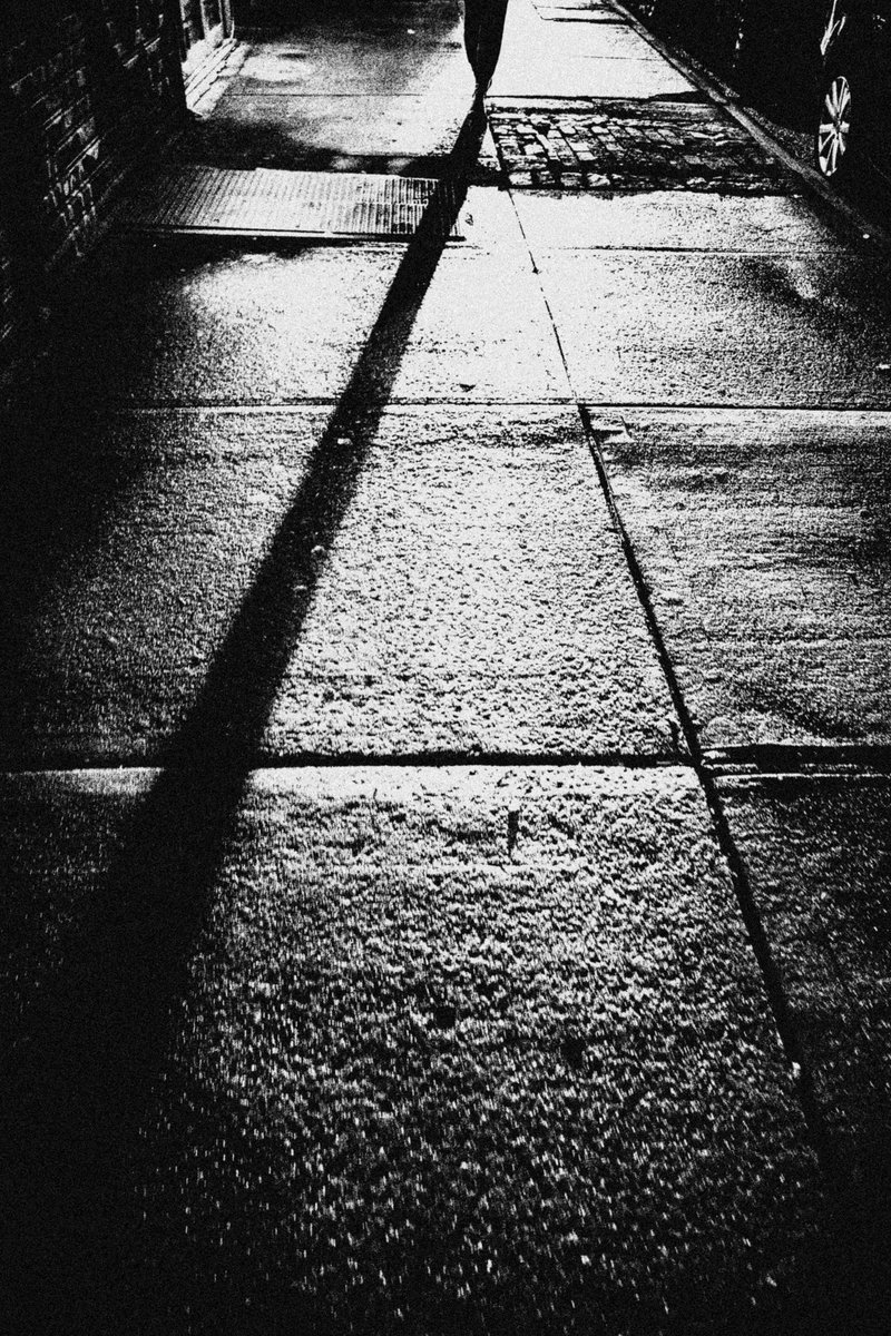 a walker's shadow

#streetphotography 
#noiretblanc