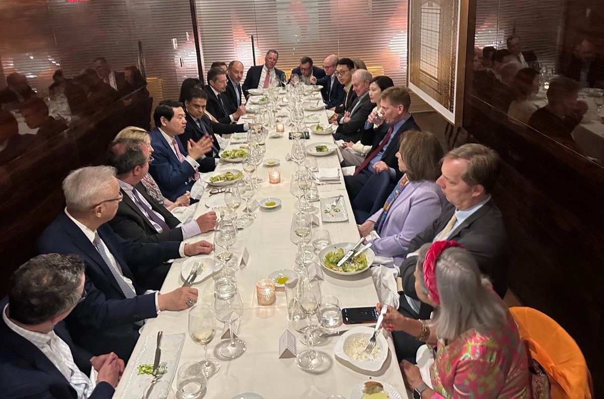 During their stay in NYC, CCG President @HuiyaoWang and Secretary General @mabelmiaoccg were welcomed to a special dinner on April 29 hosted by Norman Pearlstine, featuring U.S. media and thinktank leaders including Fareed Zakaria, Almar Latour, Alan Murray, Lori Murray Peter…