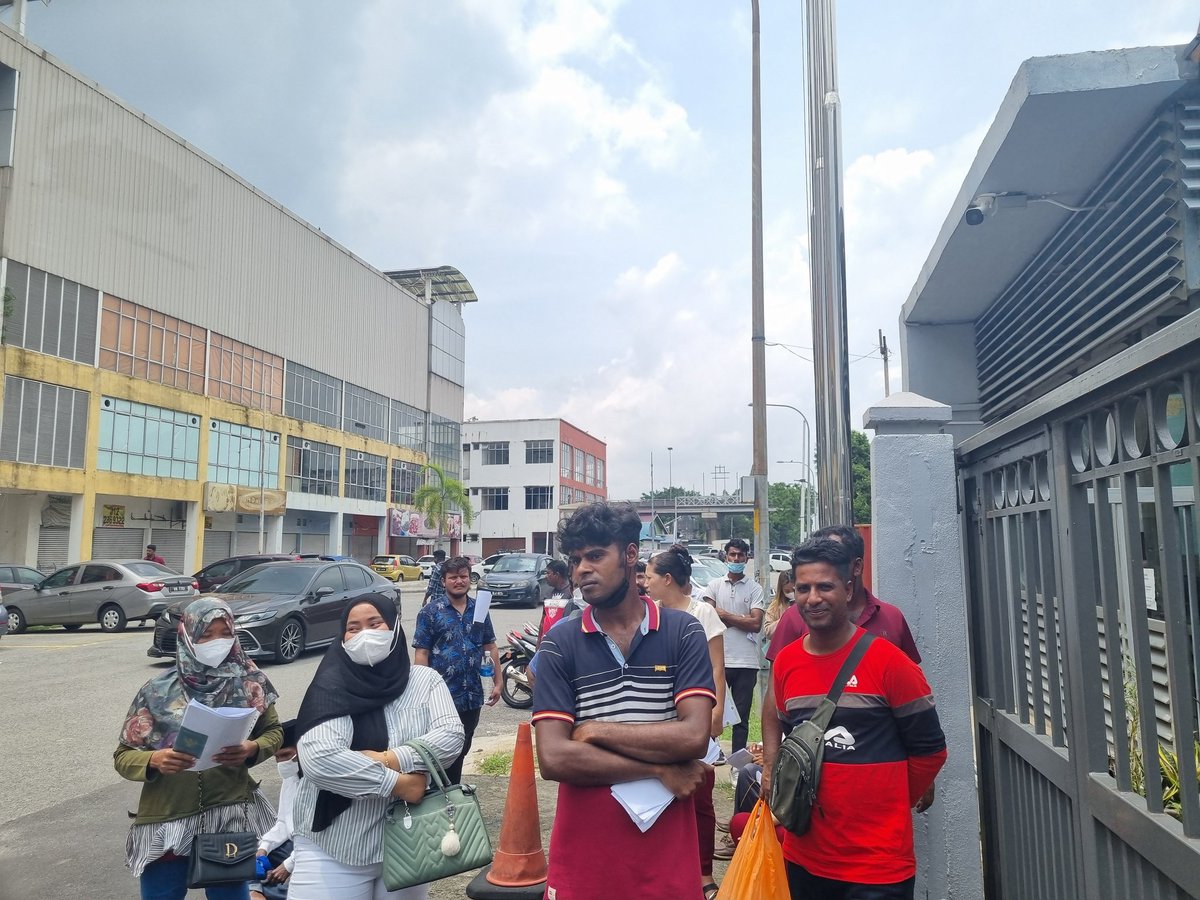 reshrehaaz's tweet photo. Dear Ketua Pengarah @imigresenmy please tolong sediakan tempat redup like roofing ke for us yang tengah jemur tengah Matahari penuh UV https://t.co/FhiLgQmsz9