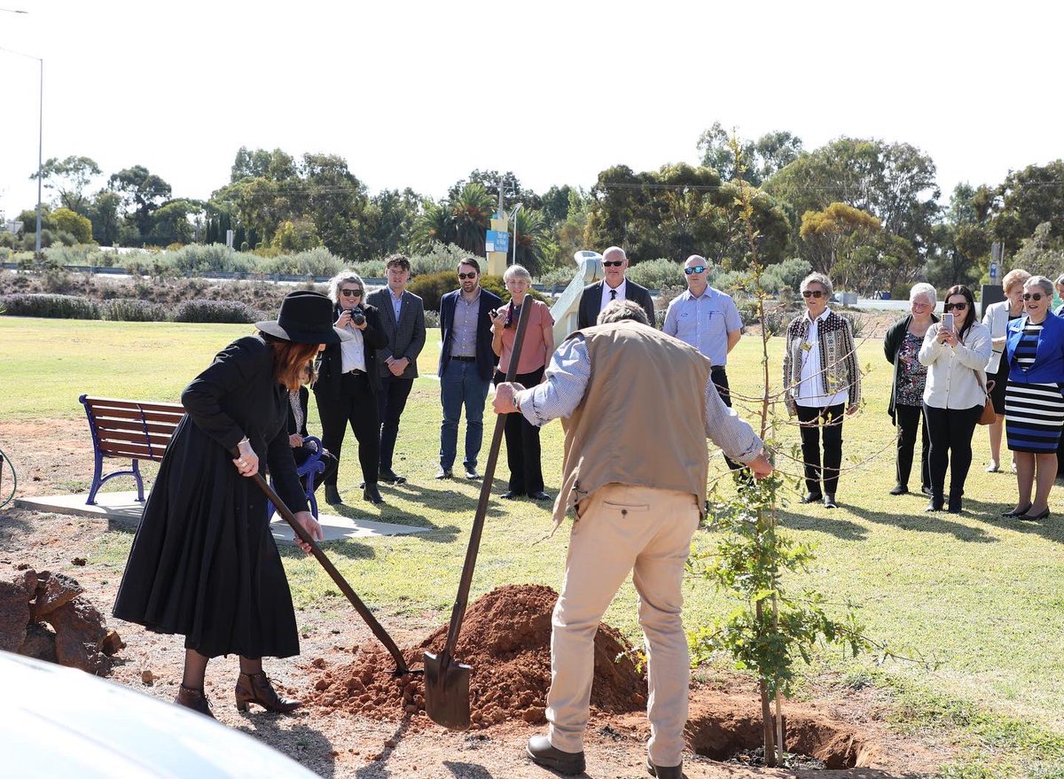 This morning the Governor toured Robinswood Historic Homestead before planting a tree at Robinvale Memorial Park to commemorate the 40th anniversary of the Sister City relationship with Villers-Bretonneux. #GovernorVic
