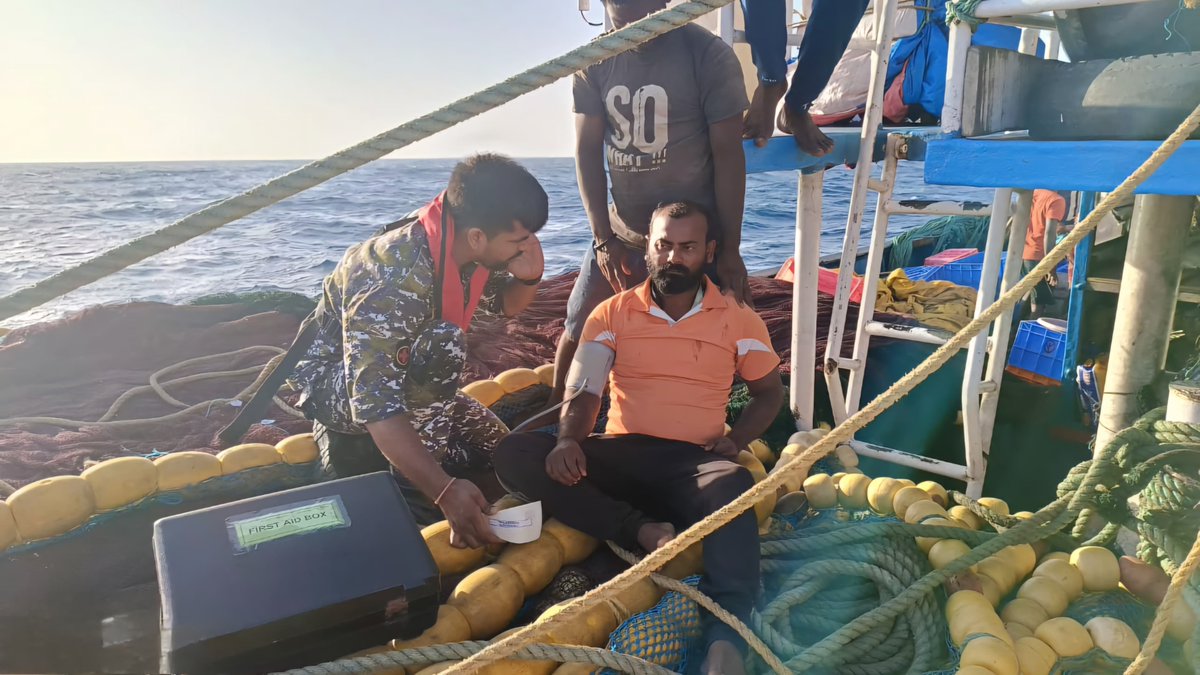 @IndiaCoastGuard Ship C-153 displayed swift response, undertaking #Medical Evacuation of a 40-year-old fisherman from #IFB Francis II (#Goa Regd) who sustained a head injury. Positioned 70 N miles South of #Veraval, the operation occurred at 1805 hrs on 01 May. Post-evacuation,…