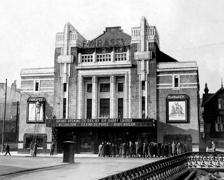 🎞️ #CinemaArchives
Join the queue for the Embassy Cinema in Shawlands & its grand opening by Harry Lauder in 1936.

📽️ Showing on screen was 'Casino du Paree' 1935, a musical film AKA 'Go Into Your Dance' which starred Al Jolson & his wife Ruby Keeler 💃 ow.ly/ov4T50RqI6v