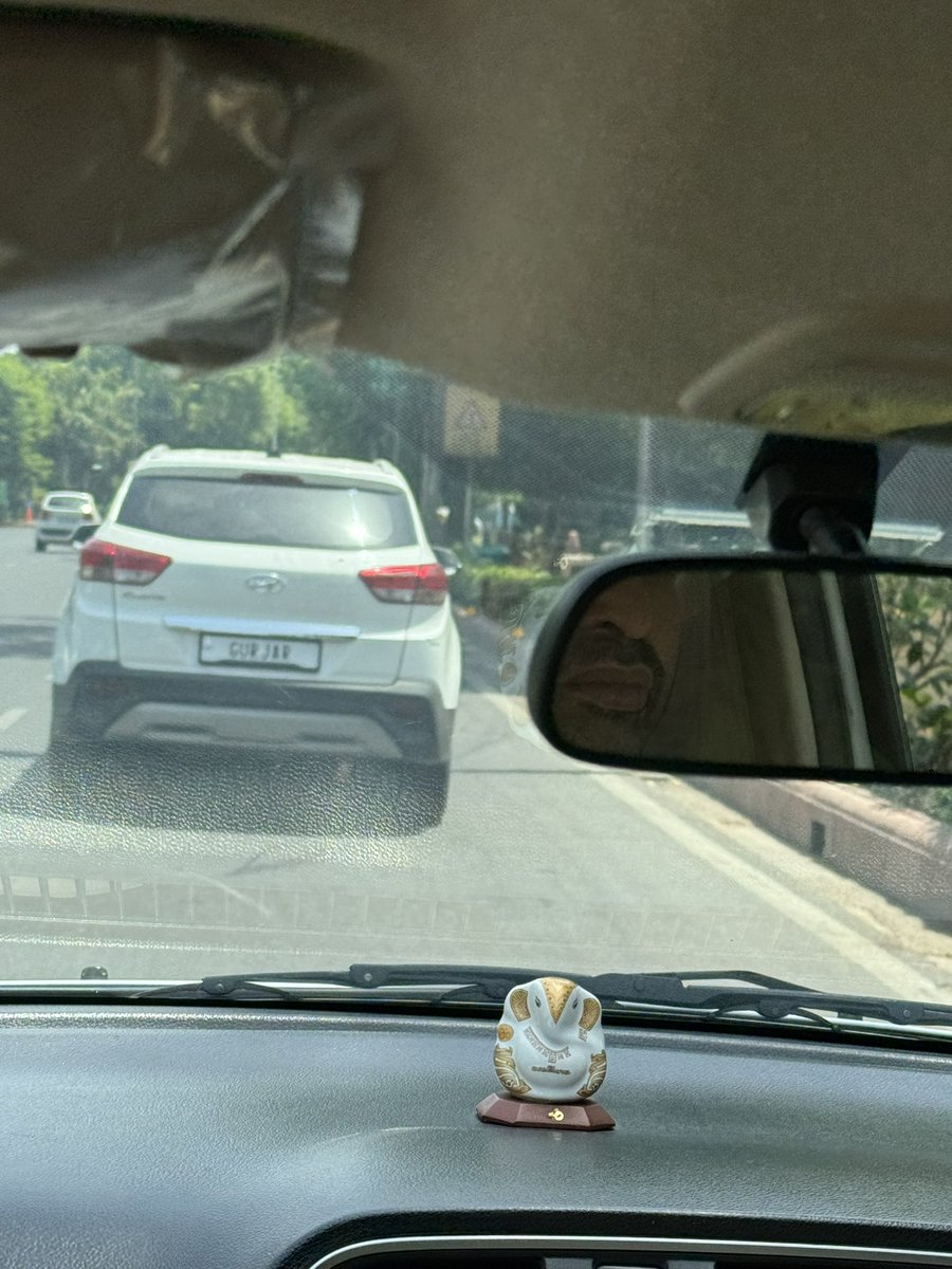 car with no number plate only ‘ Gurjar’ in number plate 11.23 am at India Gate just now @DelhiPolice @dtptraffic