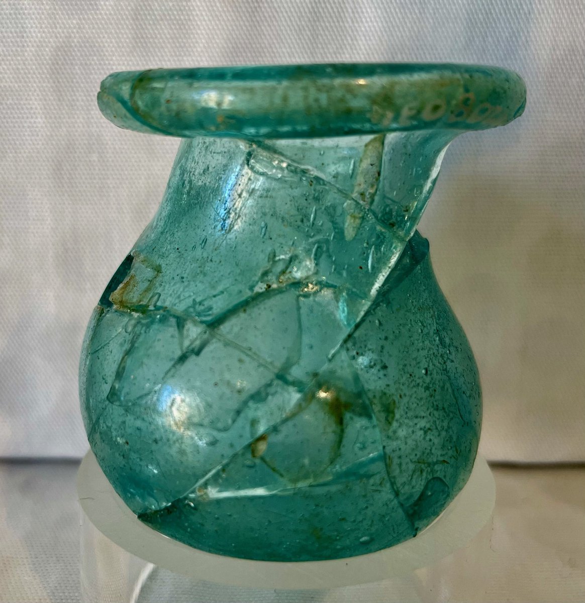 A small glass flask from the Commanding Officer’s House (Praetorium) at Housesteads Roman Fort on Hadrian’s Wall in Northumberland. Dating from the 1st to the 3rd centuries AD, the flask was found in a latrine drain. On display in the fort museum. #RomanFortThursday 📸 My own.