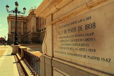 Hoy hace 216 años, 2 de mayo de 1808, cientos de españoles de Madrid se rebelaron contra aquellos que intentaban hacer de España una provincia de Francia. El levantamiento se inicio frente al Palacio Real al grito que "nos lo llevan, traición" ¿A quién se llevaban los franceses?