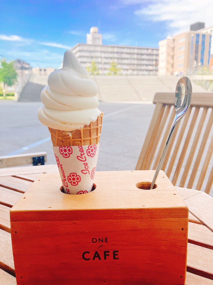 ONEUNITEDLAB's tweet photo. こんにちは!ワンカフェです😊
🍦濃厚ソフトクリーム🍦¥400
濃厚でクリーミー、ひんやり冷たくて甘い、とってもお��しい当店のソフトクリームはいかがでしょうか🍦
当店オリジナルの木箱に立てて、スプーン🥄もお付けしているので、食べ易さも見た目の可愛さも◎ですよ❣️
#oneunitedlab #onecafe https://t.co/QT2xQCTZ5v