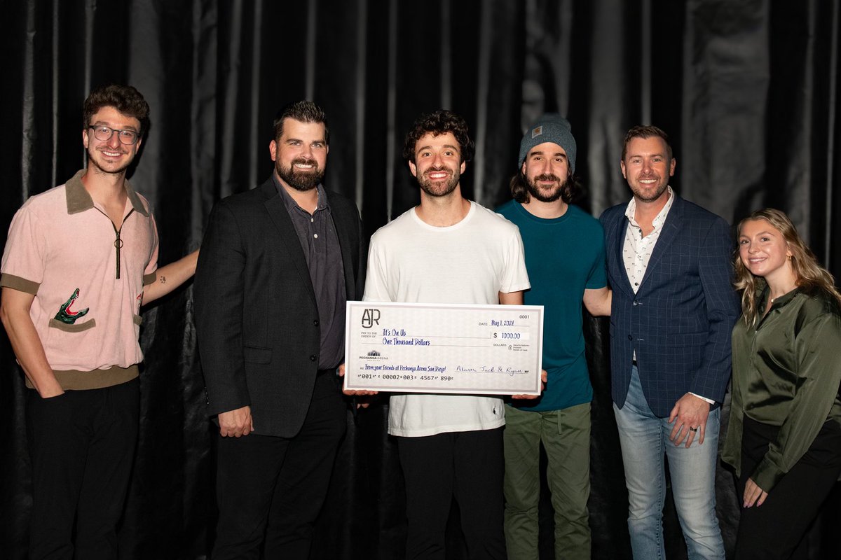 A very special donation gift for the @AJRBrothers tonight towards @ItsOnUs charity. At Pechanga Arena San Diego we love being able to make an impact and contribute towards a great cause. ⭐️ 

📷 @ShotLivePhoto