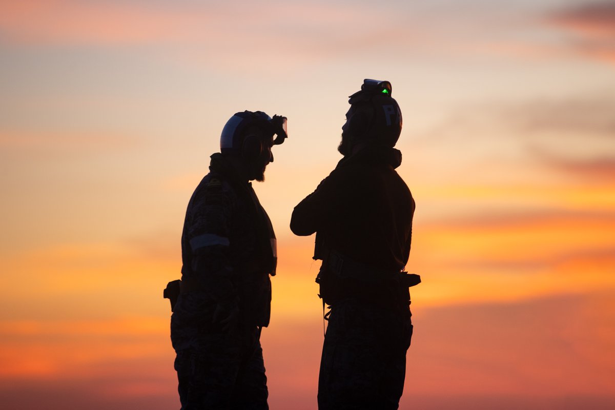 Members of #HMASHobart’s flight deck team prepare for the landing of the embarked MH-60R helicopter “Voodoo” during flying operations at sea while on a Regional Presence Deployment.

📸 LSIS Matthew Lyall

#POTD #AusNavy