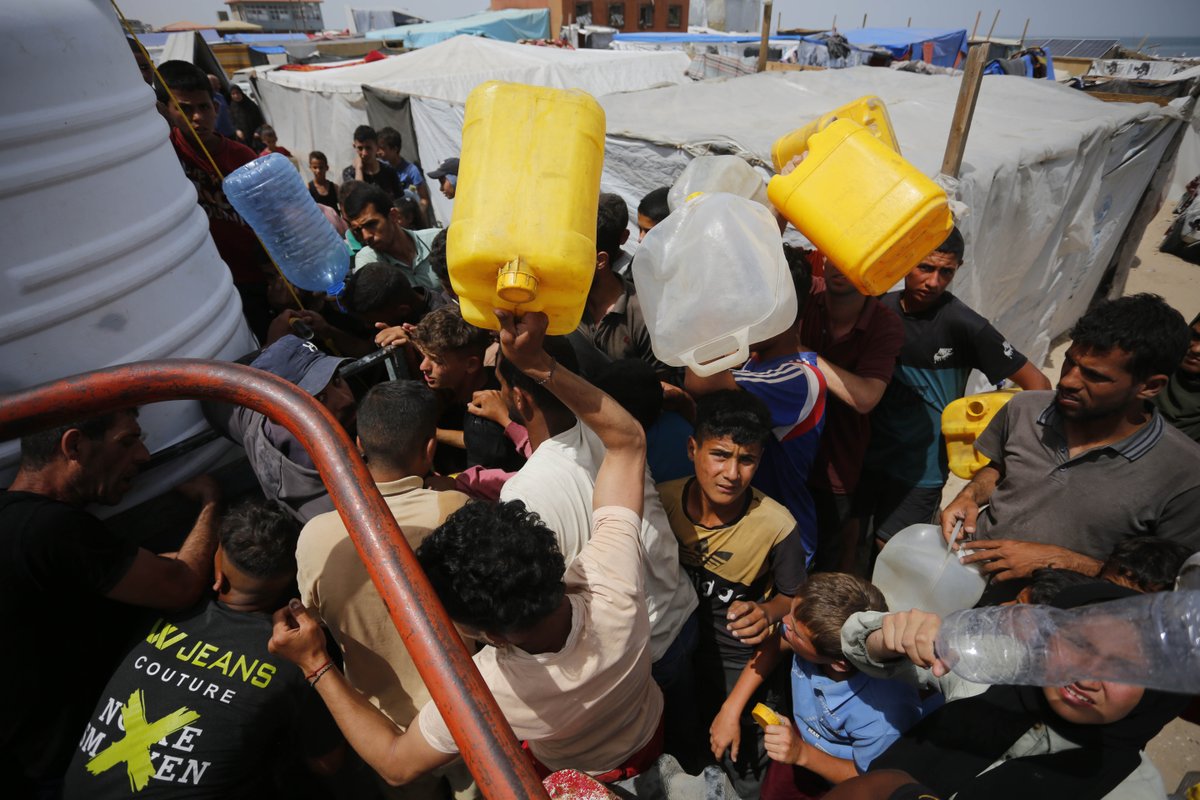 Conseguir agua en mitad de las altas temperaturas de #Gaza es cuestión de vida o muerte para la población. Por favor, colabora si puedes 👉 ayudagaza.com