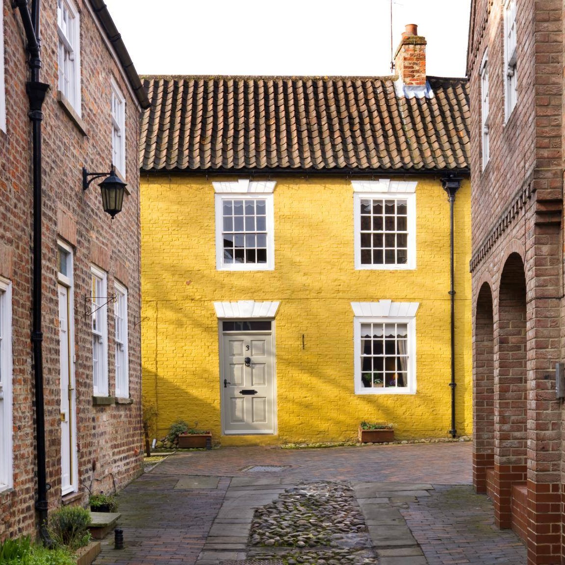 Who here loves a yellow house? 💛 📍 3 Smithsons Court, Ripon, North Yorkshire | Grade II listed.