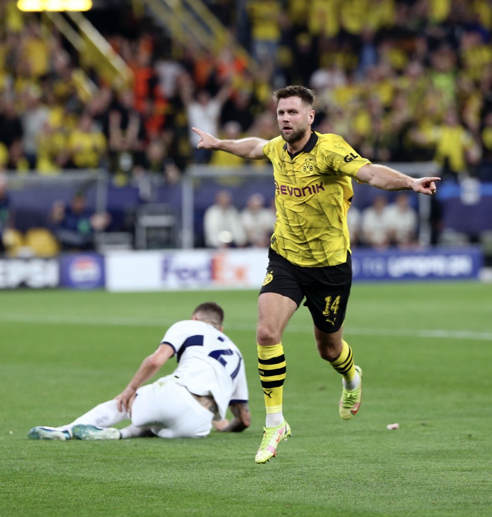 Niclas Füllkrug, c’est quand même une sacrée histoire. 🤩📕

À 28 ans, il évoluait encore en D2 allemande. 🇩🇪

À 29 ans, il est devenu international allemand, et à 31, il est buteur en 1/2 de Ligue des Champions contre le PSG. 🇪🇺✨