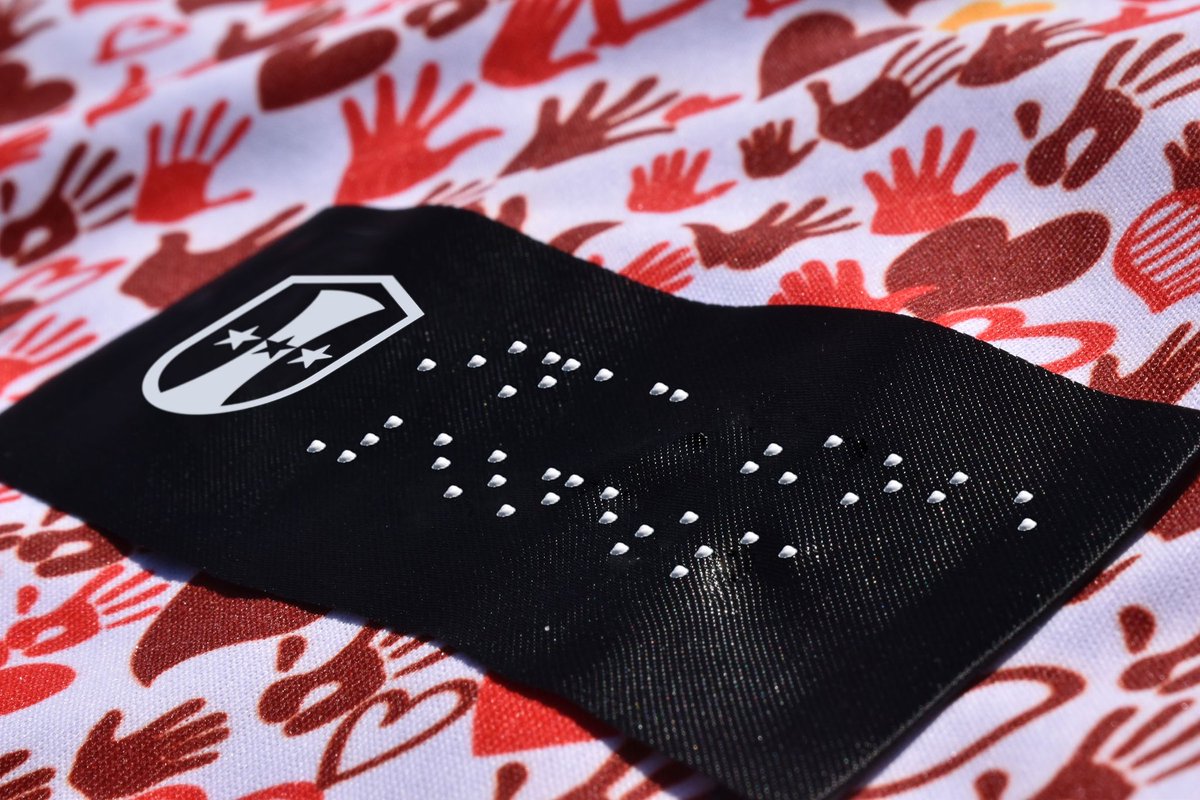 🗞️ #Kitnews from Japan as a special 2024 @inac_kobe2001 braille pre match shirt made by @hummel_JP has been unveiled. ✋🏻❤️✋🏻❤️

📸 thekitman.co.uk/inac-kobe-brai…

#TheKitman 👕 

#INAC神戸  #点字シャツ #WEリーグ #SDGs #ノエスタ #HummelJP #Hummel