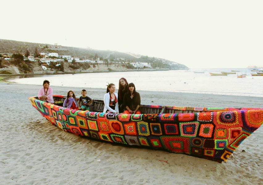 Chilean yarn-bombing collective Lanapuerto founded by Claudy Tapia Retamal #WomensArt