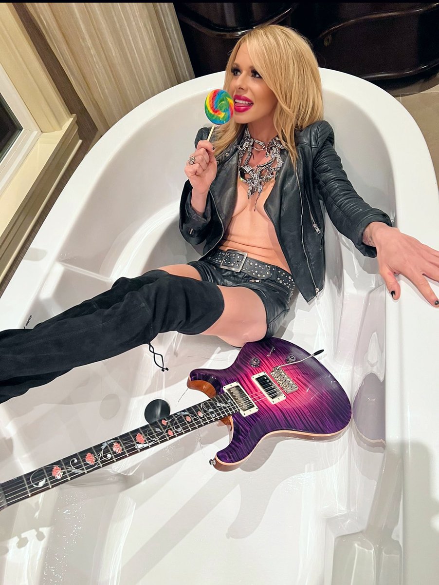 Hope you are all having a relaxing evening 😂🤷‍♀️🎸😇💜📷