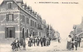 merlinpapin3's tweet photo. .@FredOL69007 .@tbarnaud #UnJourUneVilleUnVoyage 

Je commence mon exploration des villes que j’ai visité dans la life. Mon plus vieux souvenir de ma fraiche mémoire c’est autour de mes 7/8 ans quand j’ai été envoyé en Colonie de Vacances (mes premières) à #Merlimont station balnéaire du Pas de Calais

J’y suis allé avec mon boulet de petit frère, sur car il m’en parle encore, mais pas de souvenirs de mon grand frère.

Première vacance depuis la chambre de bonne de ma mère, et donc la découverte de la mer, pour un enfant c’est le bonheur absolu, en plus en juillet c’est la chaleur acceptable à l’époque

On était logé dans une sorte de grand hôtel dans le centre-ville .

Je n’ai pas gardé de souvenirs de copains de cette époque encore trop sauvage, mais je me rappelle un truc de sucettes qu’on appelait sucette salée parce que probablement elle piquait bonbon originaire du Pas de Calais

Dans cette colonie à Merlimont j’y suis allé deux ans, dans les affaires de ma mère j’ai retrouvé une carte Postale de Merlimont

Voilà c’est tout pour le moment