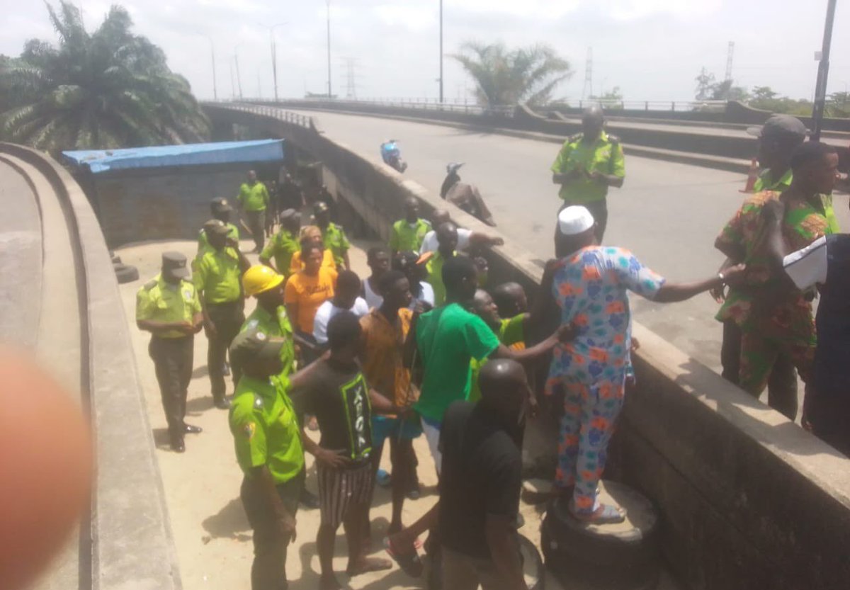 LASG uncovers 86 rooms under Ikoyi bridge where tenants pay N250,000 rent   -  nairametrics.com/2024/05/02/las…